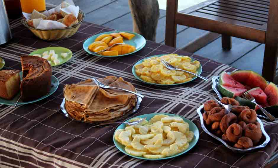 buffet dejeuner sur la paillotte en Guinée Bissau