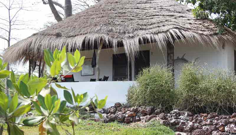 bungalow chambre hotel kere nature matériaux naturels toit en paille