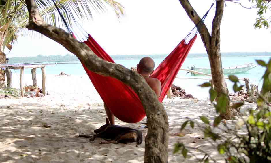 hamac avec vue sur la plage de kere en guinée bissau