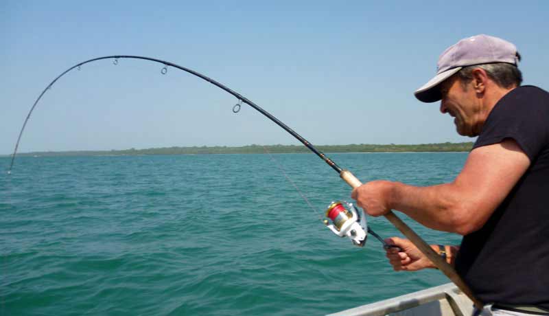 combat de pêche avec un beau poisson de guinée bissau